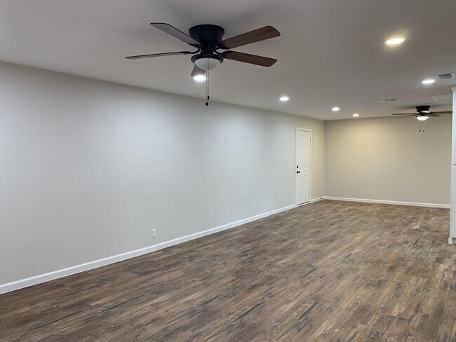Building Photo - Freshly Remodeled 3 Bed 2 Bath Home!