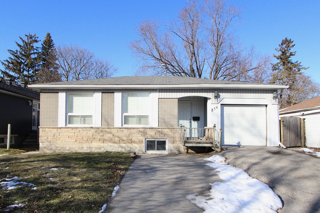 Photo principale - Bright and Spacious Main Floor Apartment f...