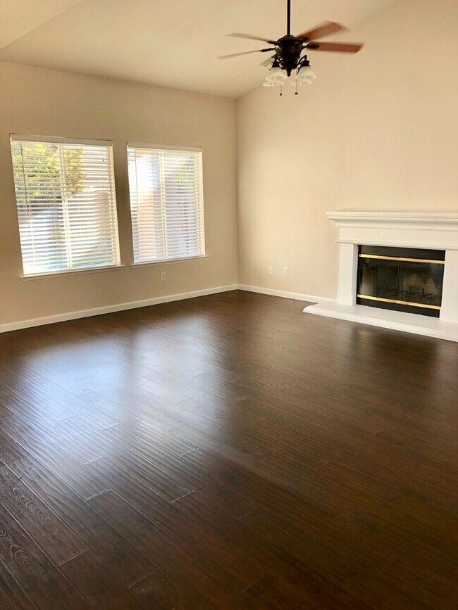 Building Photo - Spacious 5 Bedroom Near Clovis North