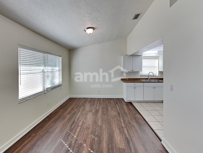 Foto del edificio - 6707 64th Ln E