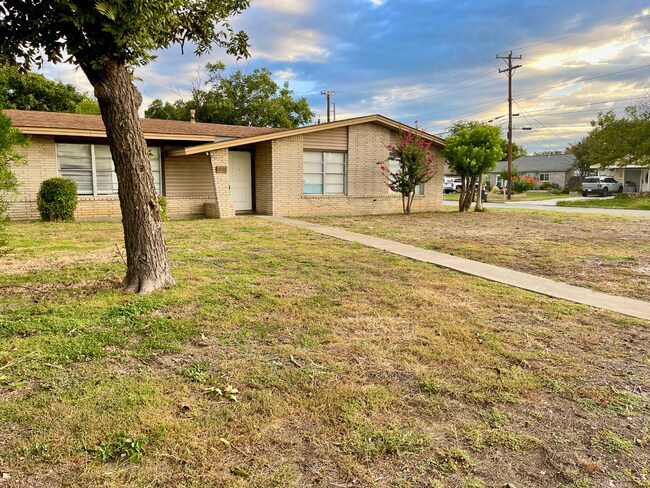 Building Photo - 4539 Eisenhauer Rd