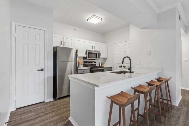Building Photo - 530 Buckingham