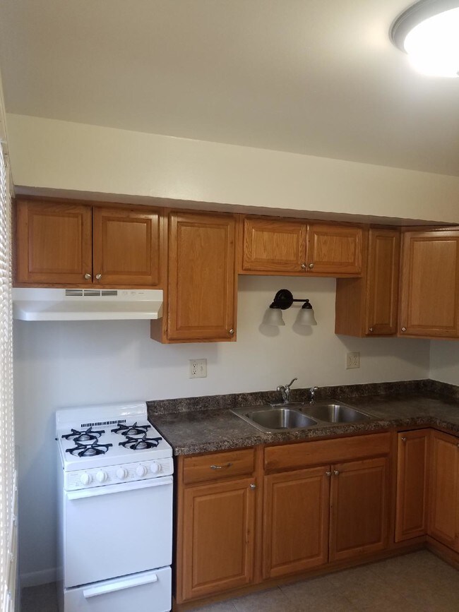 Kitchen - 2080 Lilac Ln