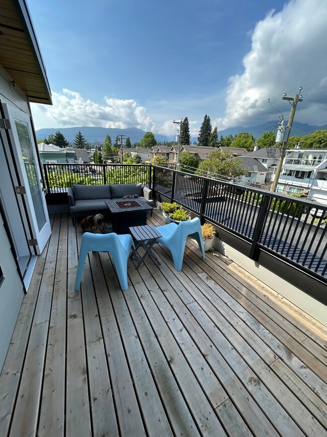 Photo du bâtiment - 242 4th St W
