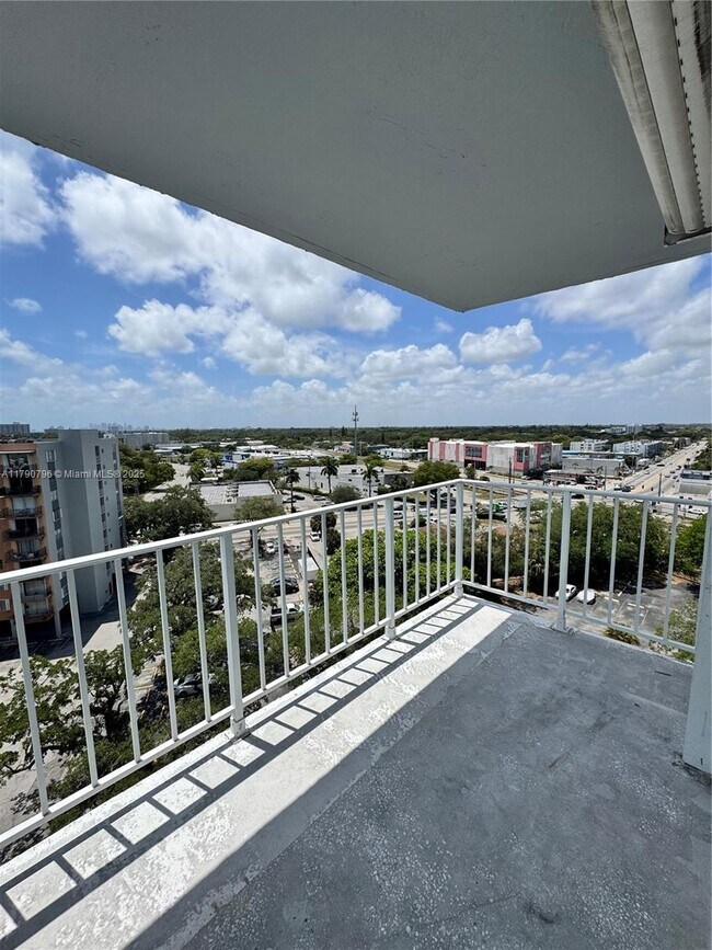 Foto del edificio - 1470 NE 125th Terrace