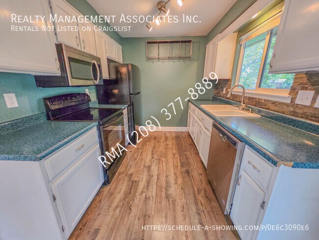 Building Photo - Centrally Located 2 Bedroom House with Office