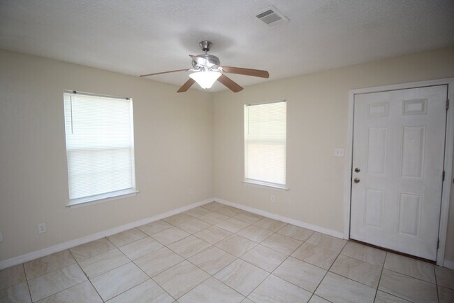 Foto del edificio - West Pensacola Duplex Living — 3BR Home with Open Floor Plan, Eat-In Kitchen, Covered Patio & Low...
