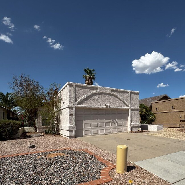 Building Photo - 3 BEDROOM WITH FIREPLACE AND LVP PLANK FLO...