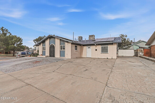 Building Photo - 2624 Lake Victoria Dr