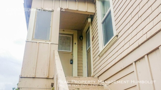 Building Photo - Cat-friendly, Victorian upstairs apartment!
