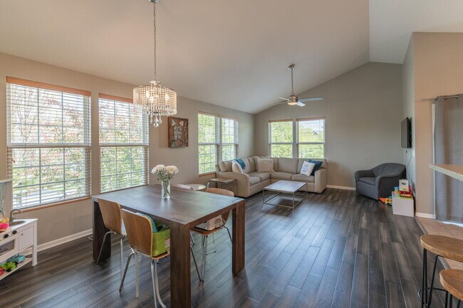 Foto del edificio - 472 Valentine Way