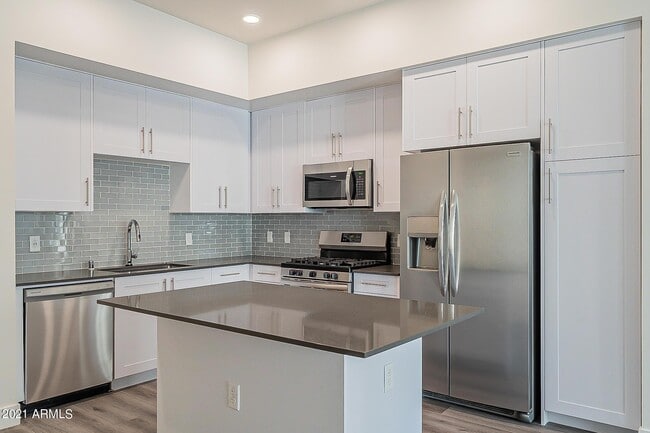 Foto del edificio - 7300 E Earll Dr