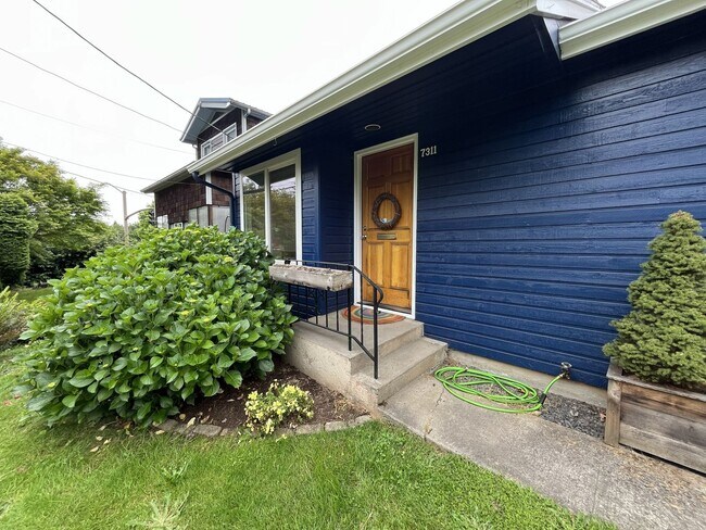 Building Photo - Cozy Single-Level Home with Hardwood Flooring, Washer/Dryer & Detached Garage