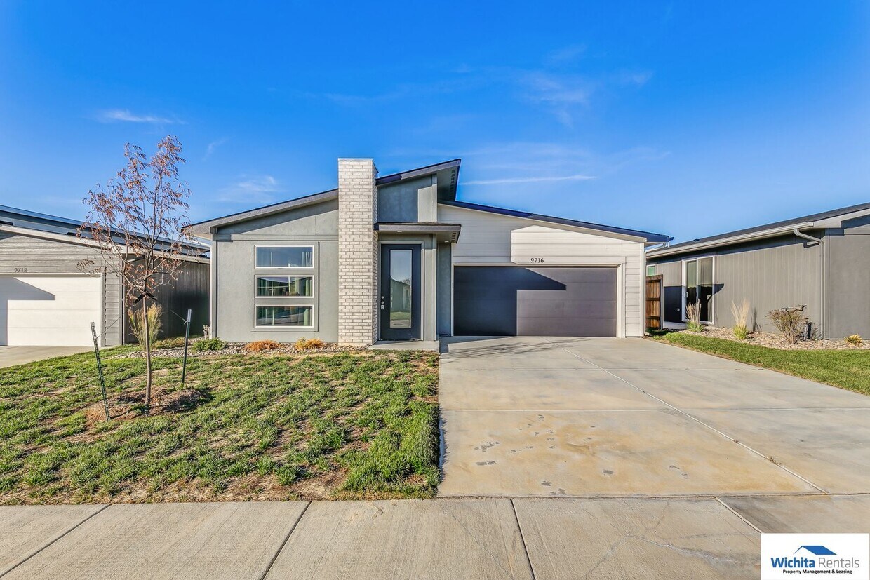 Primary Photo - 3 bed, 2 bath patio home ***MOVE IN SPECIA...