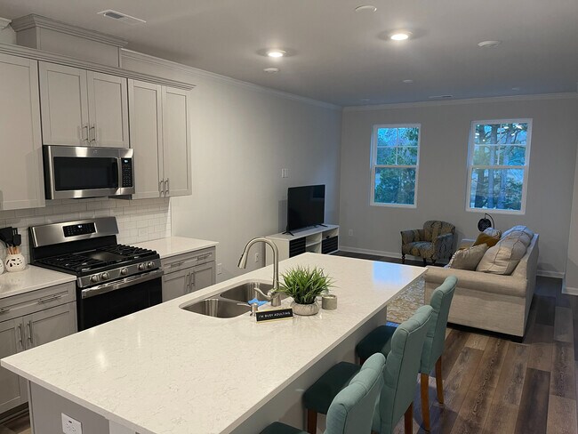 Foto del edificio - Room in Townhome on Astor Elgin St