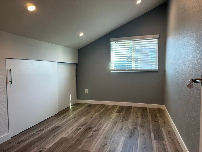 Building Photo - 517 Manzanita St