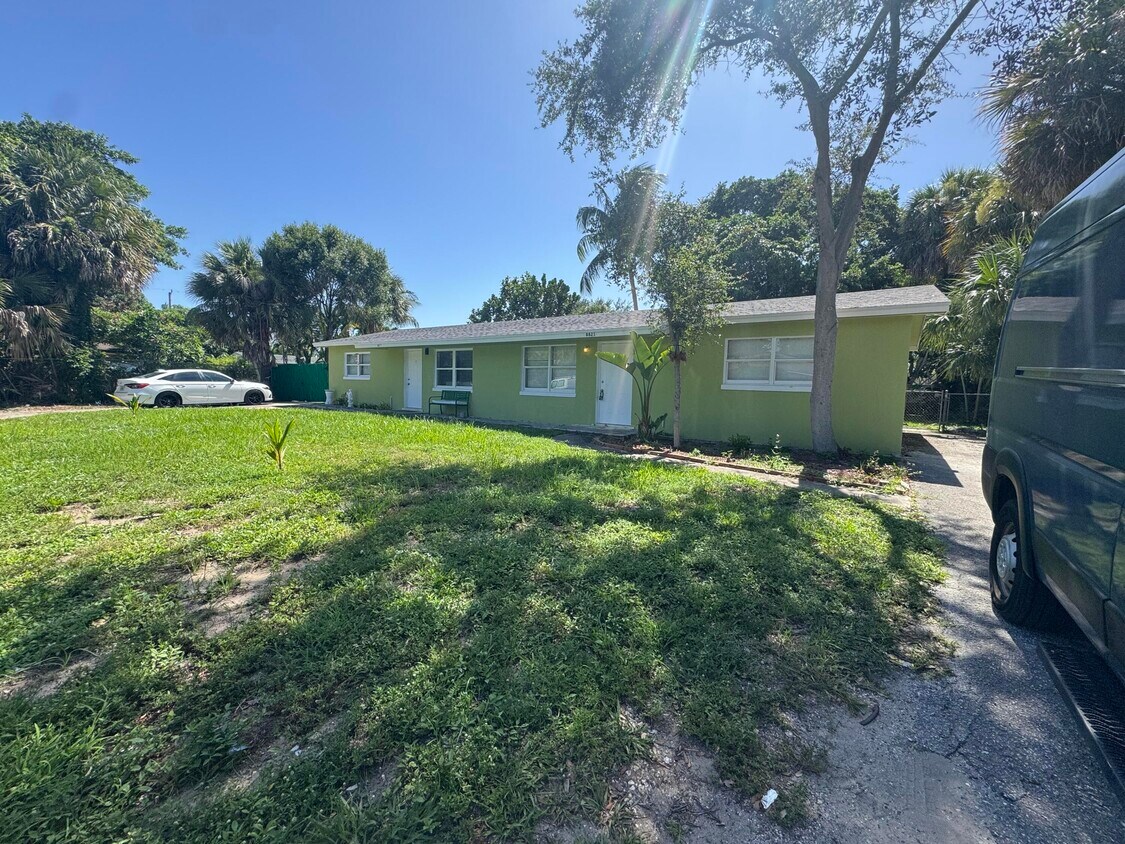Foto principal - 8821 Dania Dr