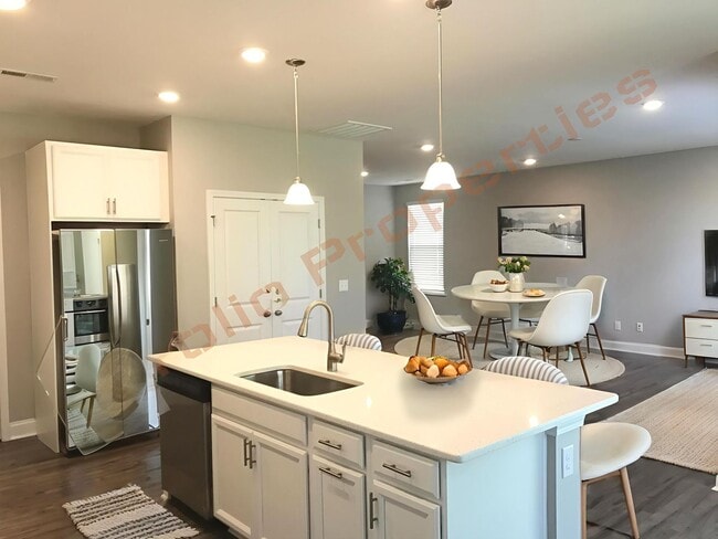 Building Photo - Grand 5 Bedroom 3 Baths House w/1st FL gue...