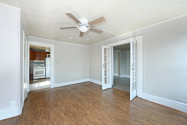 Building Photo - 319 5th St