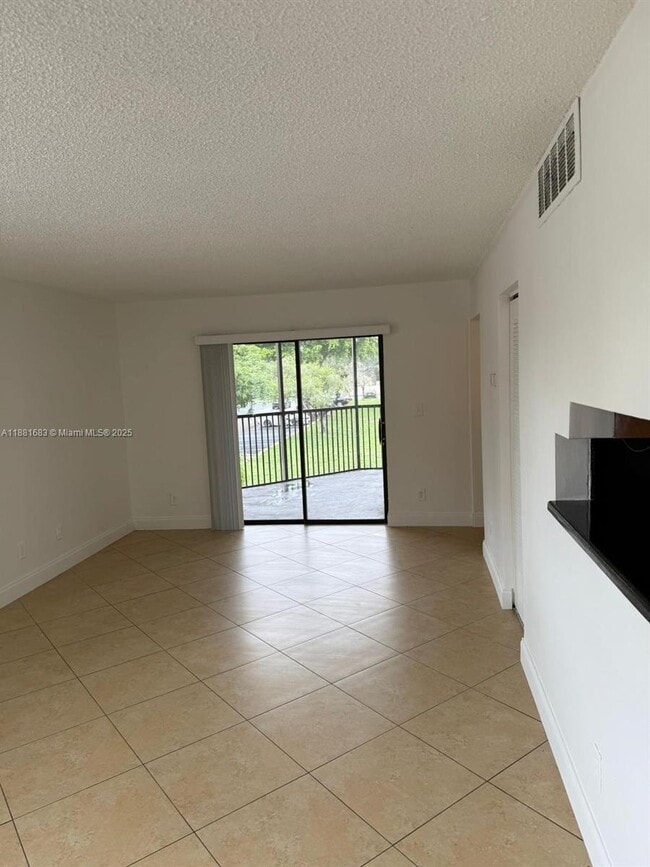 Foto del edificio - 3399 Foxcroft Rd
