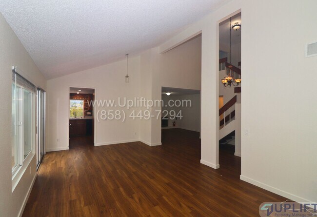 Foto del edificio - 4 Bed 3 Bath House in Spring Valley w/ Washer + Dryer and 2-Car Garage
