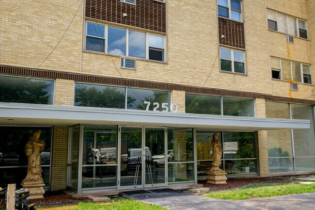 Foto del edificio - 7250 N Western Ave