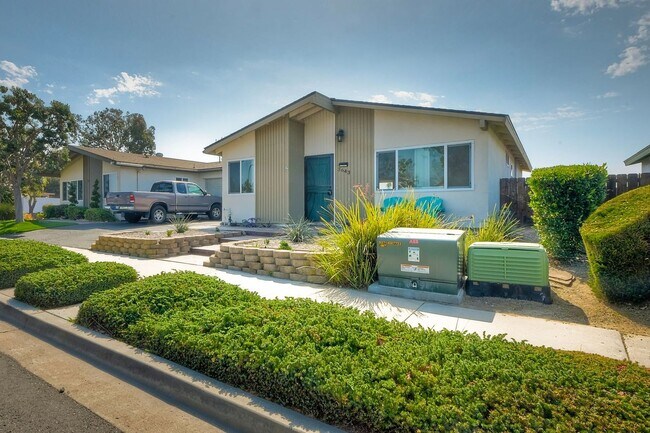 Foto del edificio - 55 yrs Plus ONLY Community! Lovely and Breathtaking 2 Bed 2 Bath unit in Oceanside