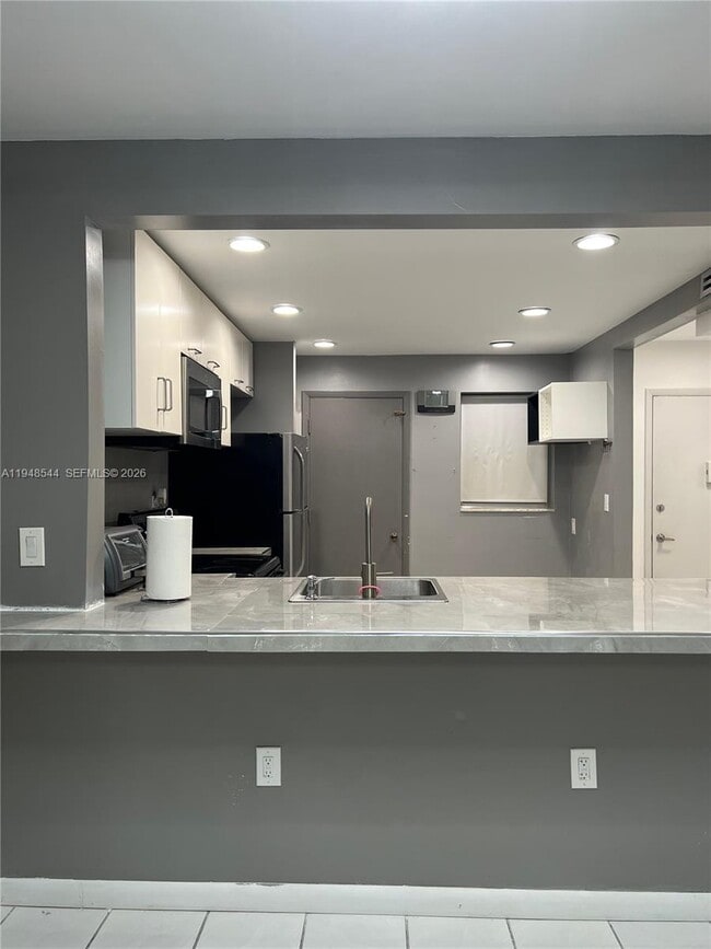 Building Photo - 1710 NE 191st St