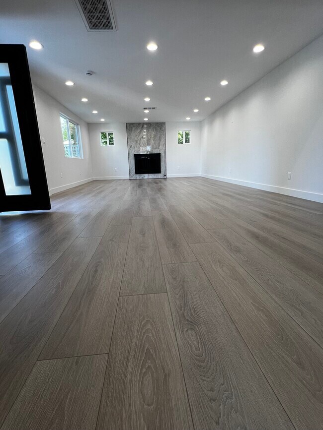 Building Photo - 14939 Tuba St