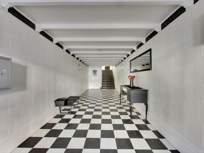 Building Photo - Large 1 Bedroom W/Tons of Charm & Spacious...