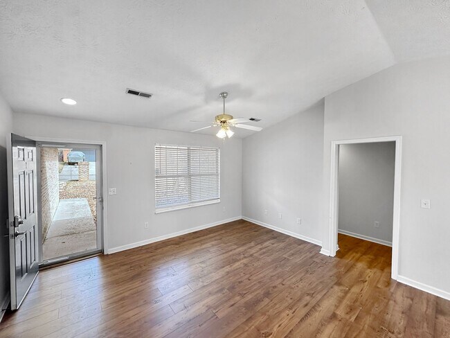 Building Photo - Charming ONE LEVEL 3BR 2BA home with 2 car garage!