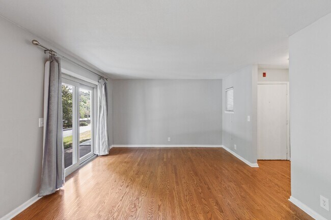 Building Photo - "Charming 1-Bedroom Retreat with Hardwood ...