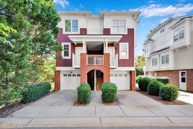 Foto del edificio - Wonderful craftsman style end-unit townhome