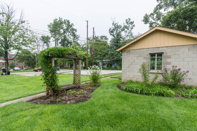 Charming garden bench with trellis. - 715 E 10th St