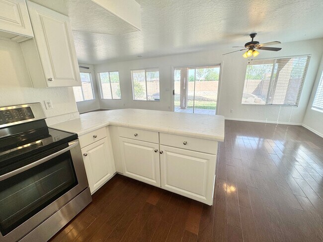 Foto del edificio - 4 Bedroom 3 Bathroom Home in Surprise! Has Loft & Additional Office/Den!