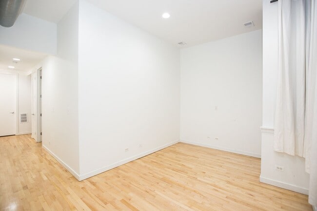 Building Photo - Amazing Wicker park 1 Bedroom with Patio