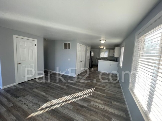 Building Photo - 3 bedroom 1.5 Bathroom Rambler in Tacoma!