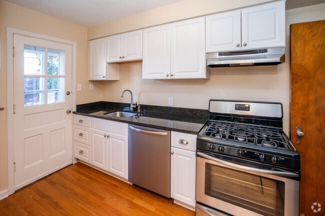 2BR, 1BA - 1,062SF - B - Kitchen - 1656-1662 Northwest Blvd