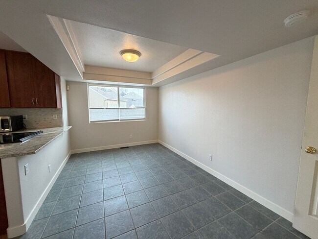 Building Photo - Premier Location!