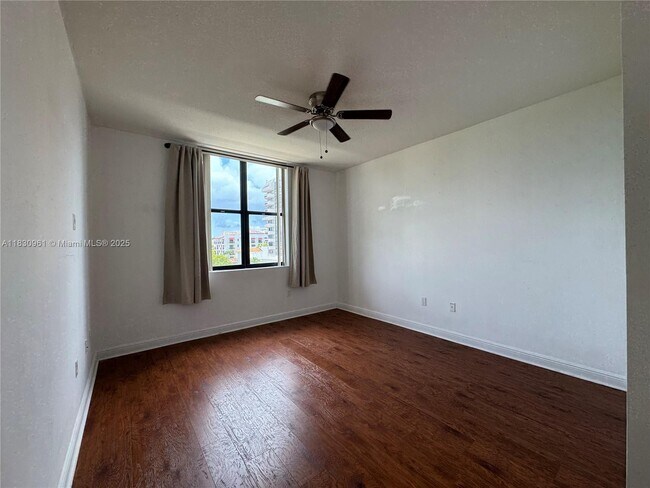 Foto del edificio - 888 Douglas Rd