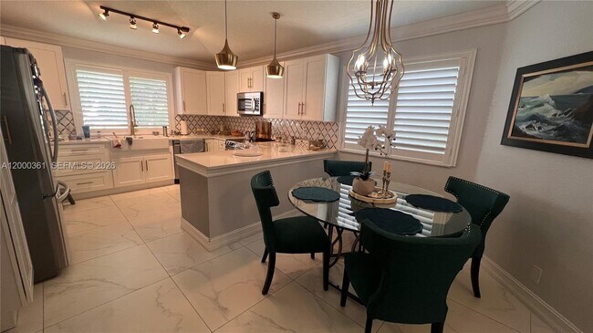 Building Photo - 6762 Via Regina