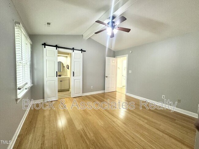 Foto del edificio - 200 W Woodcroft Pkwy