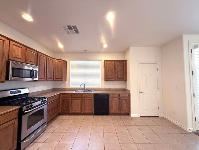 Building Photo - Beautiful 3 bedroom 2.5 bath Home in Provi...