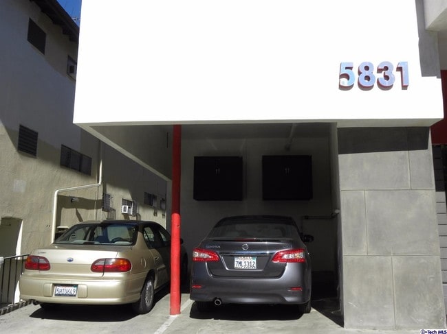 Foto del edificio - 5831 Carlton Way