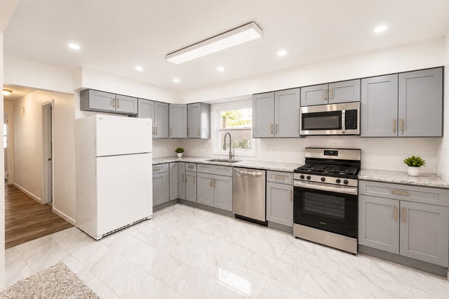 Building Photo - 169 W 51st St