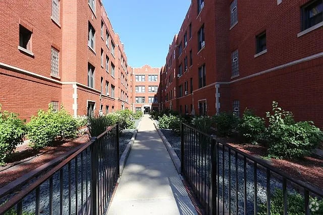 Building Photo - 3941 N Janssen Ave