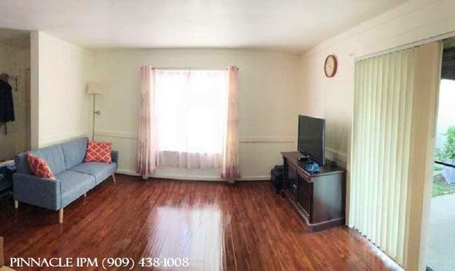 Foto del edificio - 320 Woodglen Drive