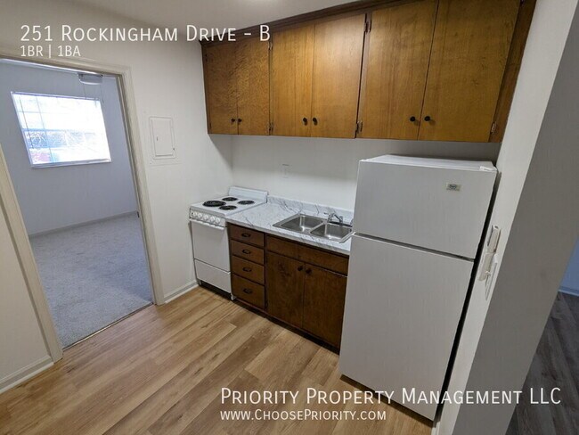 Foto del edificio - 251 Rockingham Dr