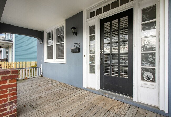 Foto del edificio - $2,000 / 3 br / 2.0 ba / 1,249 sqft