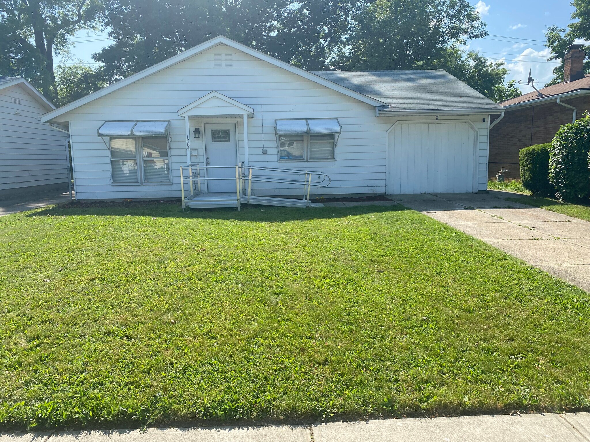 1064 E 167th St Cleveland, OH 44110 – photo 1